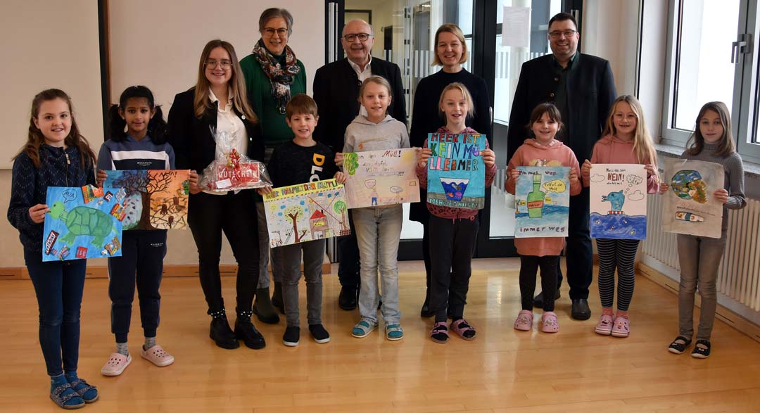 Insgesamt 9 Schülerinnen und Schüler der Herzog-Albrecht-Schule Siegenburg waren unter den Preisträgern des Malwettbewerbs (Foto: Lukas Sendtner/Landratsamt Kelheim)