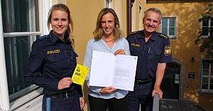 v.l.: Polizeihauptmeisterin Kerstin Stolze, Silvia Nietzel sowie Leitender Polizeidirektor Gerhard Roider (Foto: Polizeihauptkommissar Eckl, Polizeiinspektion Regensburg Süd)