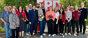 Die neue Doppel-Spitze Kim Seibert-Hogenkamp und Fabian Dobmeier (mit Blumen in der Mitte) mit den gewählten stellv. Vorsitzenden Pascal Padua (links), Annika Hagn und Anja König (rechts) und den weiteren gewählten Vorstandsmitgliedern (Foto: SPD-Landshut)