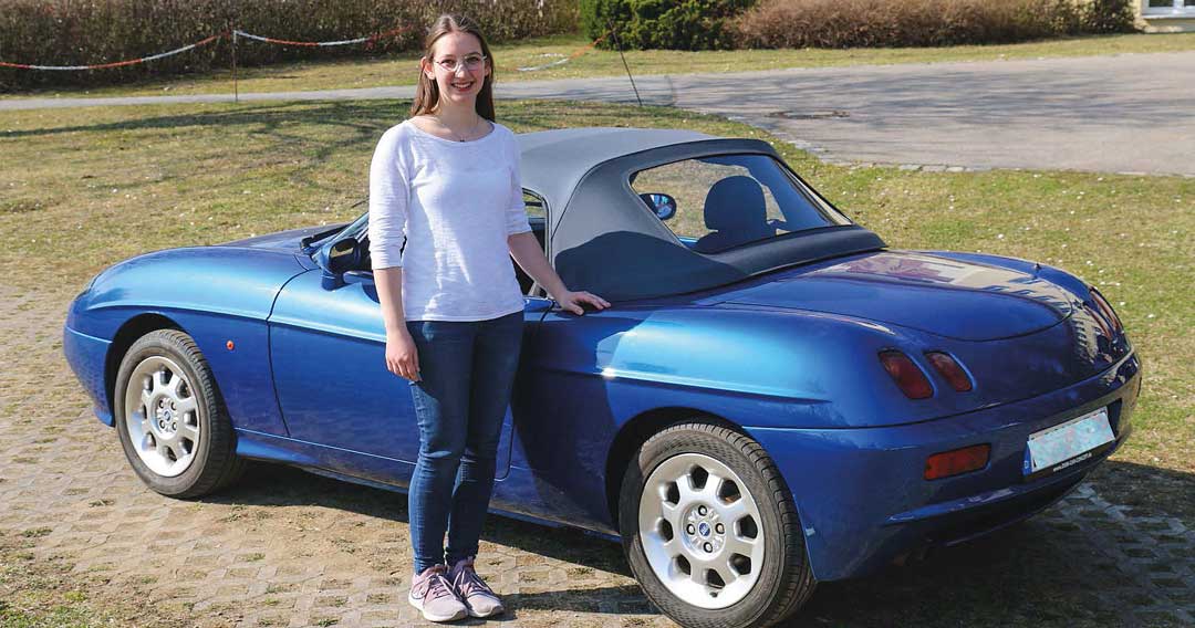 Regina Angermeier ist im Bereich Fahrzeugausstattung spezialisiert. Für ihre Meisterprüfung hat sie das Verdeck, den Sitzbezug und das Lenkrad eines 1998 Fiat Barchetta erarbeitet (Foto: Manfred Roßmeier)