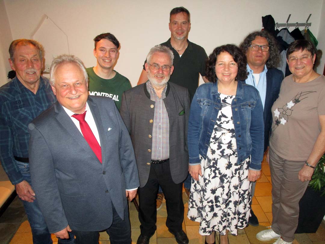 Die neue Vorstandschaft des SPD-Ortsvereins (ohne den terminlich verhinderten Michael Kapfhammer) mit der neuen SPD-Generalsekretärin Ruth Müller. (Foto: Josef Sehofer)