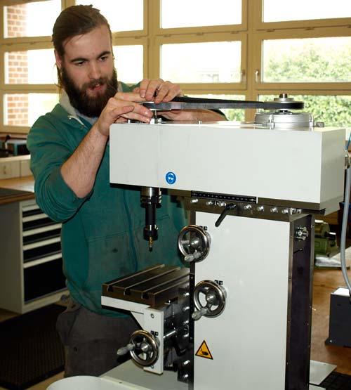 Simon Listl aus Landshut montiert seine Fräsmaschine, die universell einsetzbar ist. (Foto: HWK/Meyer)