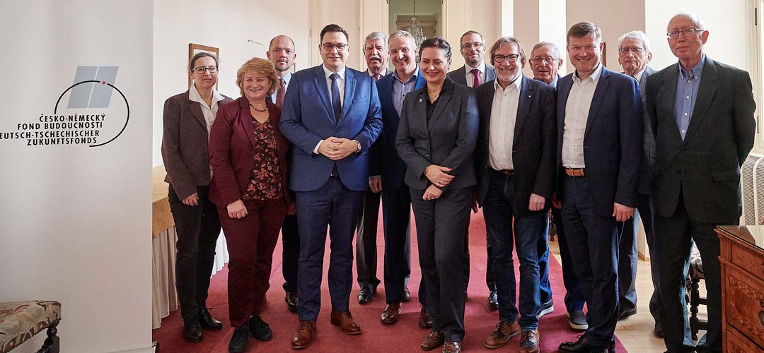 Gemeinsames Bild der Verwaltungsratsmitglieder zusammen mit dem tschechischen Außenminister Jan Lipavský (4.v.l.). (Foto: Büro Rita Hagl-Kehl)