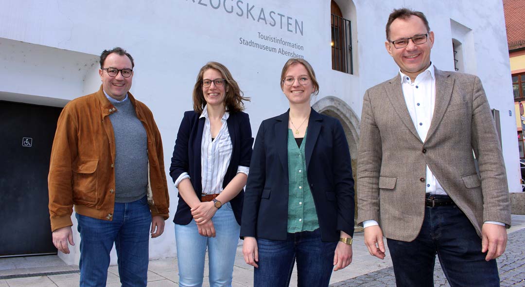 v.l.: Abensbergs 2. Bürgermeister Dr. Bernhard Resch, Veronika Leikauf, Beatrice Wichmann und Dr. Tobias Hammerl (Foto: Ingo Knott/Stadt Abensberg)