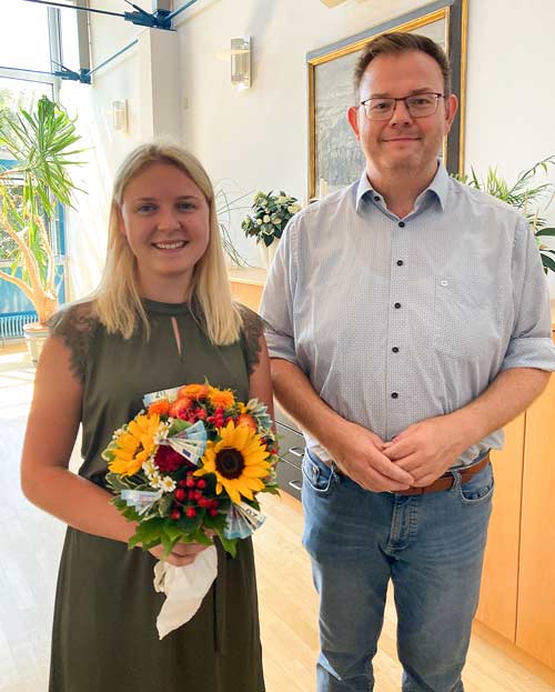 Zum Abschied gabs noch einen Blumenstrauß für Luisa Reitinger, der von Bürgermeister Dr. Benedikt Grünewald überreicht wurde (Foto: Wahode/Markt Bad Abbach)