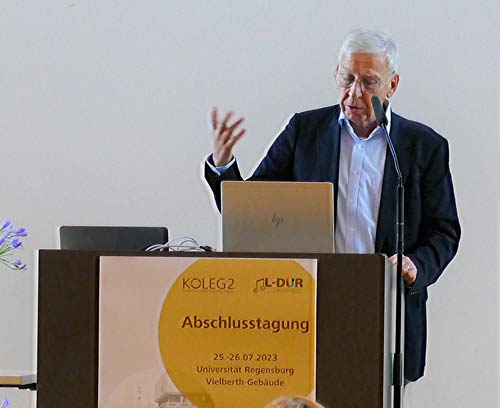 Universitätspräsident Prof. Dr. Udo Hebel eröffnet die Abschlusstagung. (Foto: © Universität Regensburg / Christina Ehras)