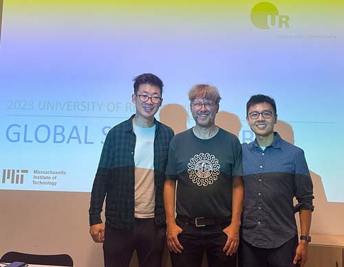 v.li.: Ethan You, Prof. Dr. Udo Kruschwitz und Sean Zhang. (Foto: © Sean Zhang)