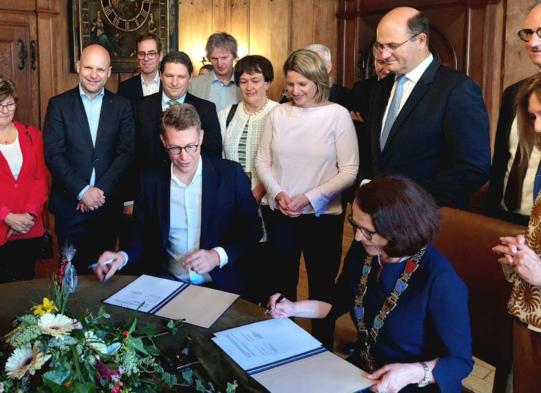 Bayerns Kunstminister Markus Blume und Oberbürgermeisterin Gertrud Maltz-Schwarzfischer unterzeichnen das Eckpunktepapier. (Foto: obx-news/Theater Regensburg)
