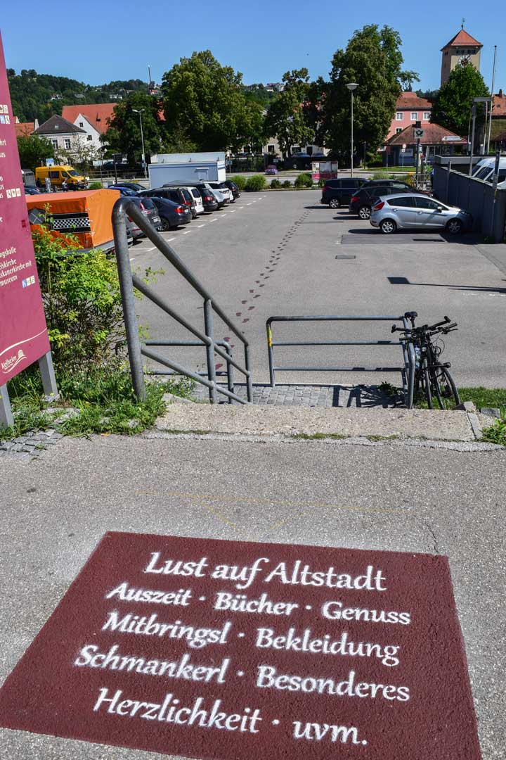 Lust auf Altstadt? Mit diesen Wegmarkierungen soll nun auf die Altstadt von Kelheim hingewiesen werden. (Foto: Stadt Kelheim/Alkofer)
