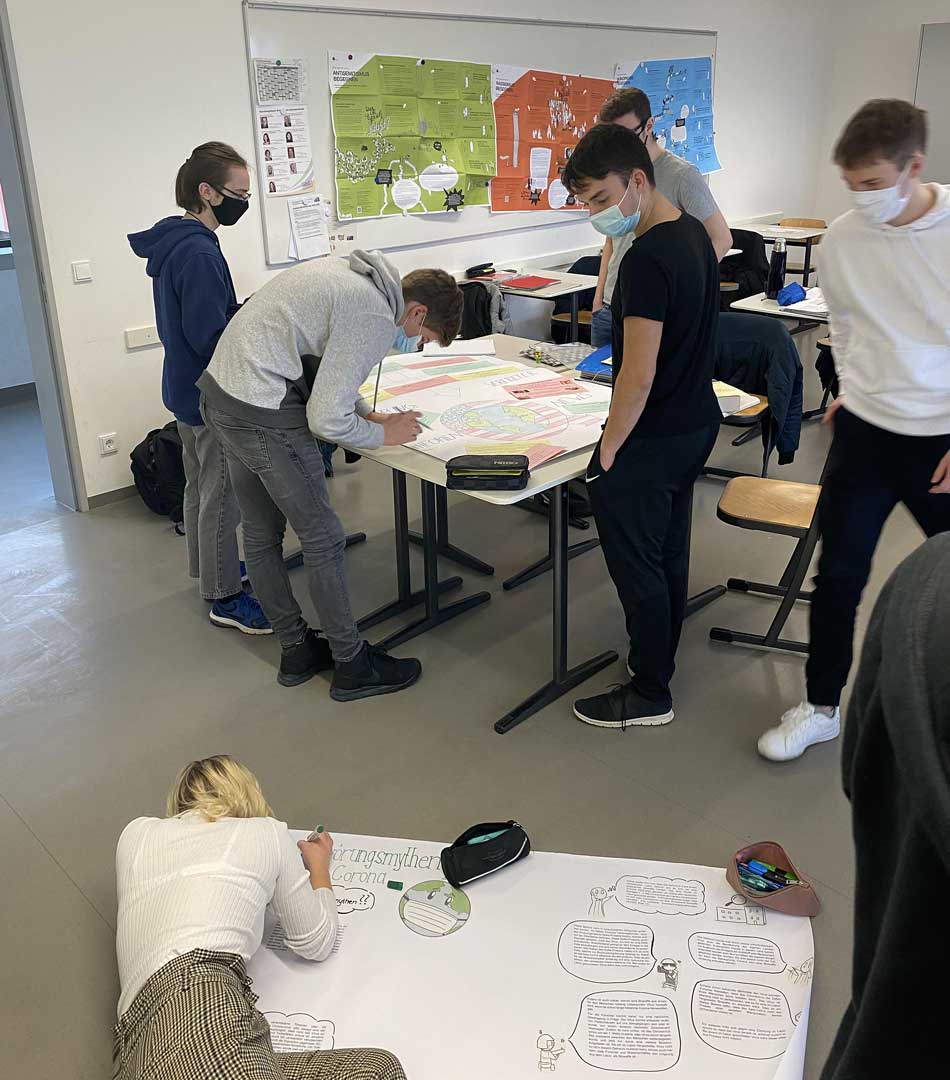 Die Schülerinnen und Schüler der Klassen FS12a und FW12b arbeiten fleißig an ihren Projektergebnissen (Foto: Daniel Holzwarth)