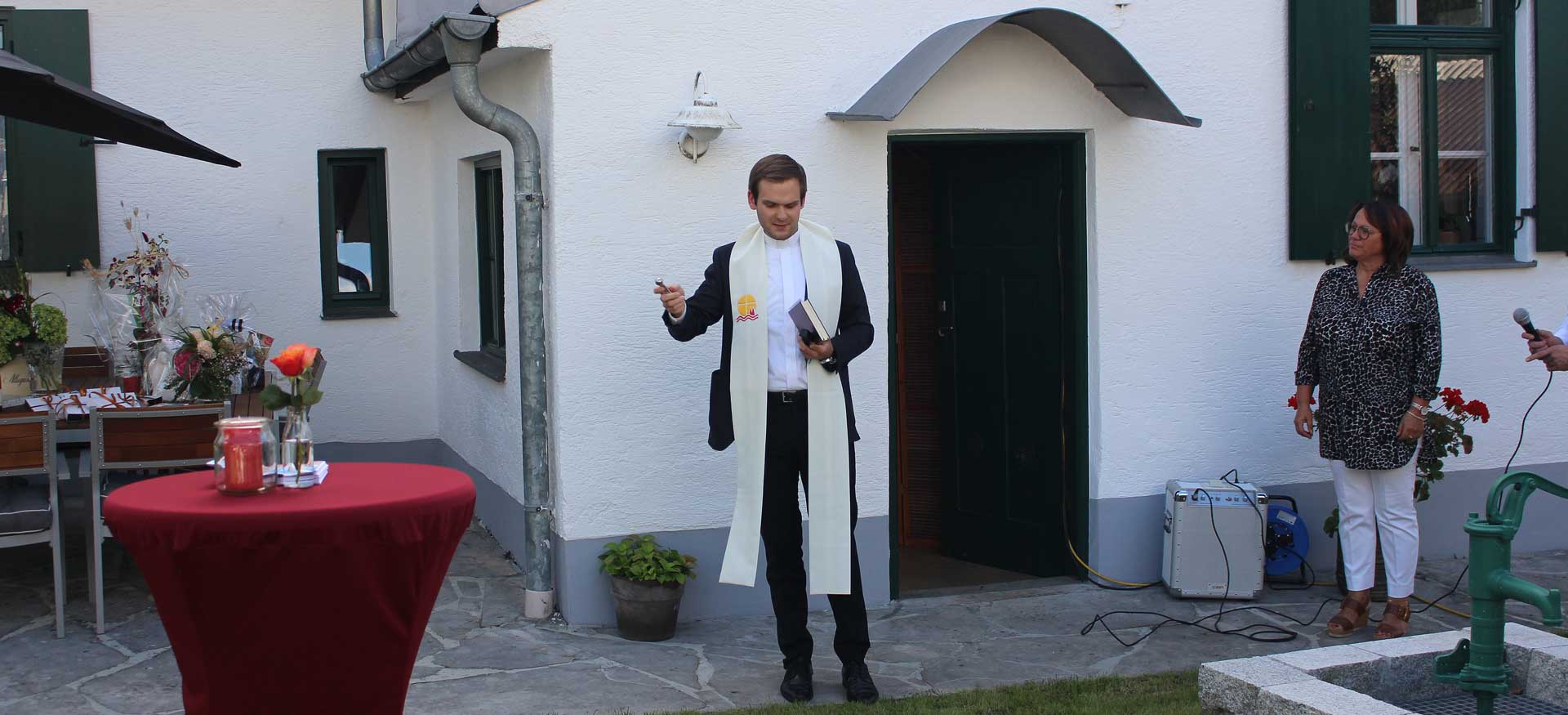 Kaplan Thomas Fischer gab den kirchlichen Segen zur Neueröffnung (Foto: Ingo Knott/Stadt Abensberg)