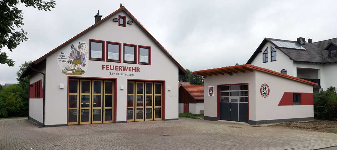 Die neu erbaute Garage (r.i,B.) der Freiwilligen Feuerwehr Sandelzhausen (Foto: Stadt Mainburg)