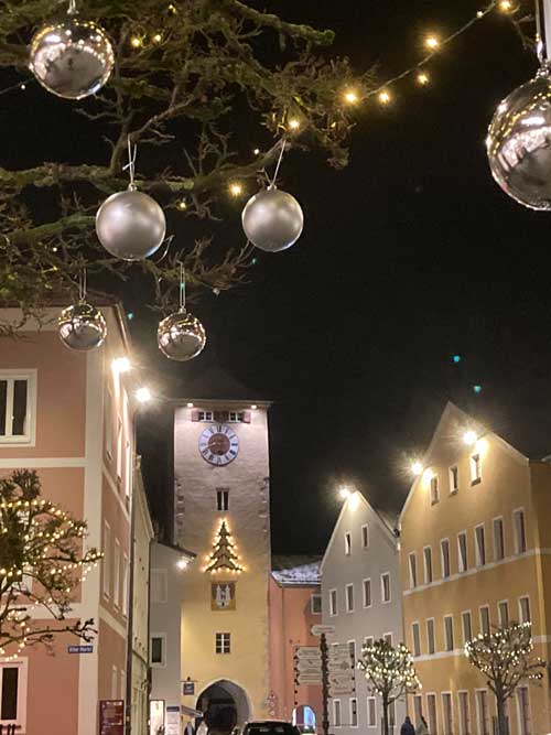 Weihnachtliche Stimmung in der geschmückten Altstadt bei der Lichternacht (Foto: Franziska Ipflkofer/Stadt Kelheim)
