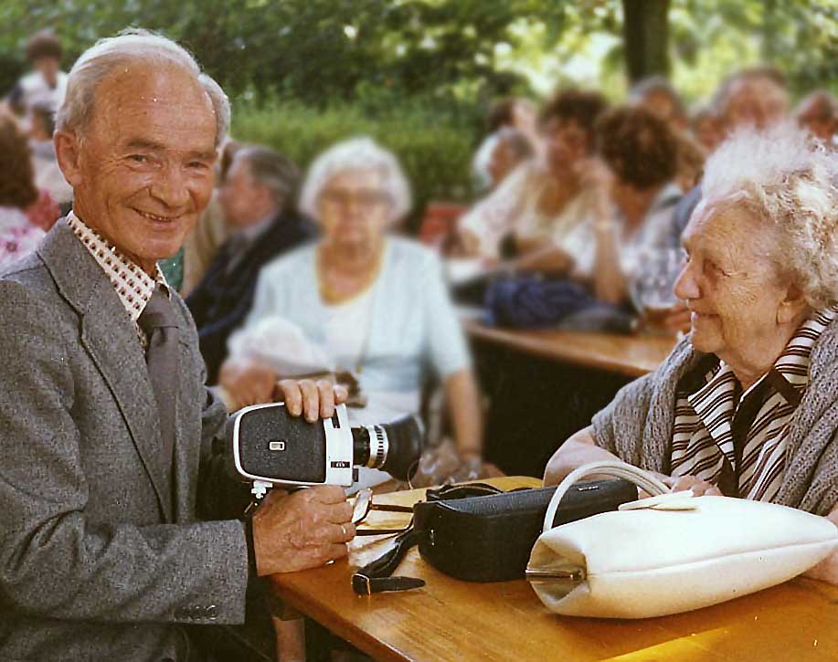 Willy Nöthlichs mit Frau und Kamera (Foto: Stadtarchiv Kelheim)
