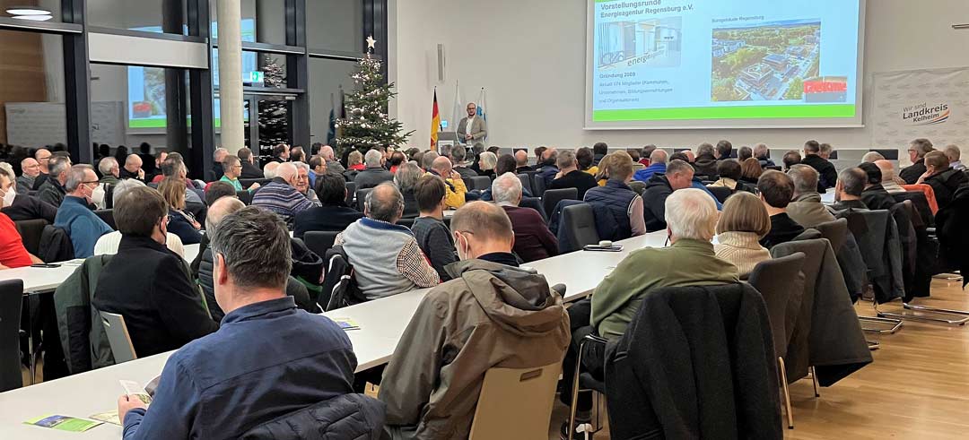 Mehr als 120 Personen sind zur Infoveranstaltung des Landratsamtes Kelheim und der Energieagentur Regensburg gekommen. (Foto: Sandra Schneider/Landratsamt Kelheim)