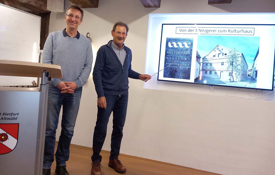 v.l.: Bürgermeister von Dietfurt Bernd Mayr, Ortsheimatpfleger und DOLINA-Vorstandsmitglied Prof. Dr. Anton Zacherl. (Foto: Dr. Gudrun Weida)