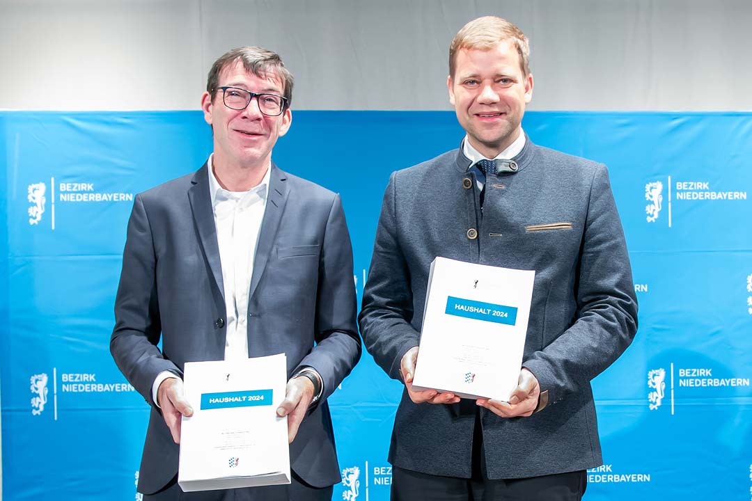Präsentieren den Haushalt 2024: Bezirkstagspräsident Dr. Olaf Heinrich (rechts) und Bezirkskämmerer Winfried Amler (links).  (Foto: Bäter, Bezirk Niederbayern)