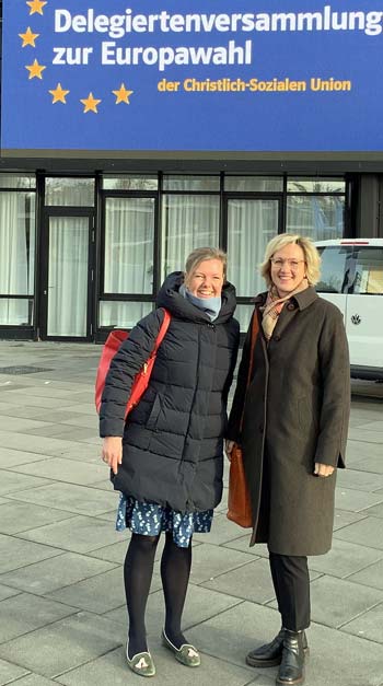 Maureen Sperling (li.) und CSU-Kreisvorsitzende und MdL Petra Högl vor der Aufstellungsversammlung der CSU zur Europawahl (Foto: Stefan Scheuerer)