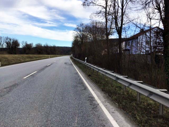 Ab kommenden Montag entfernt das Staatliche Bauamt Bepflanzung entlang der B 16 bei Saal Gehölze.   (Foto: Tobias Nagler/Staatliches Bauamt Landshut)