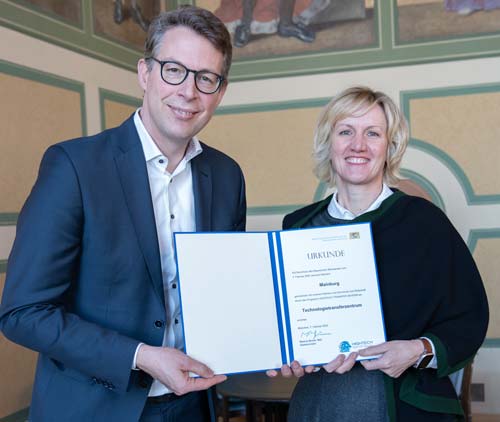 Bayerns Wissenschaftsminister Markus Blume übergibt an Kelheims Landtagsabgeordnete Petra Högl die Urkunde für das Technologietransferzentrum in Mainburg (Foto: Stefan Scheuerer)