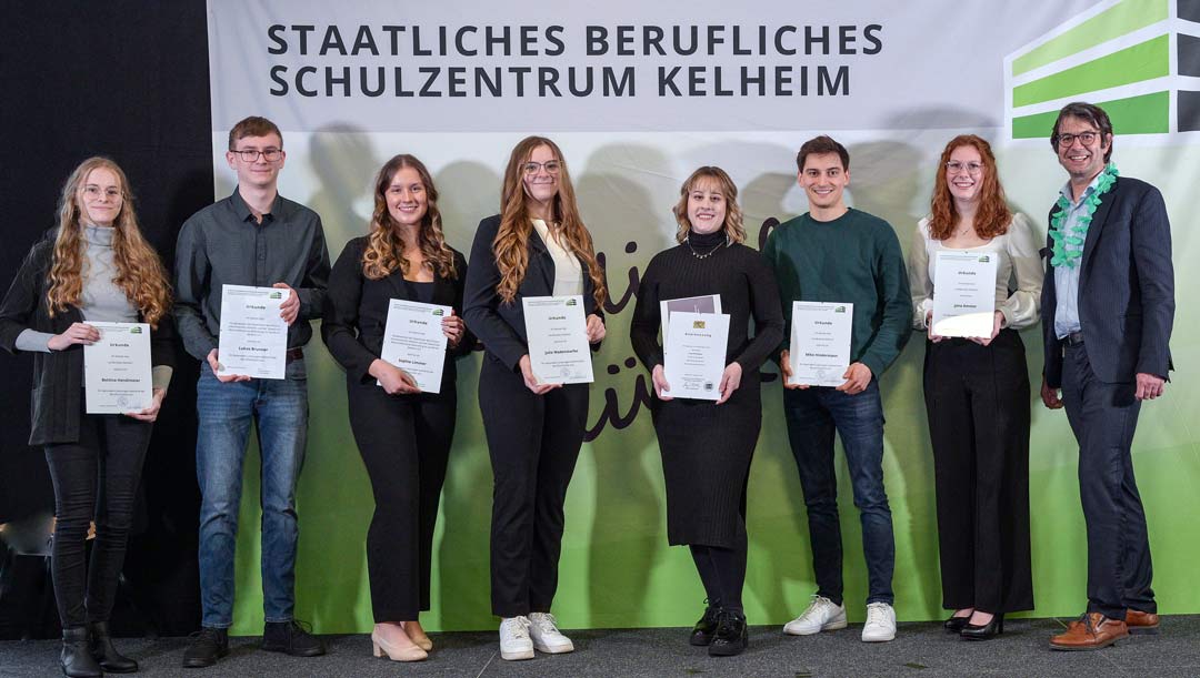 Die besten Azubis der Berufsschule Kelheim bei der Abschlussfeier im Februar 2024 (Foto: Georg Kluge)