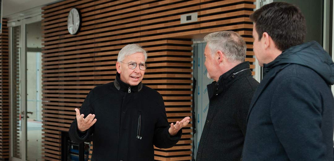 Universitätspräsident Prof. Dr. Udo Hebel im Gespräch mit den beiden Landtagsabgeordneten Jürgen Eberwein und Patrick Grossmann. (Foto: © Julia Dragan)
