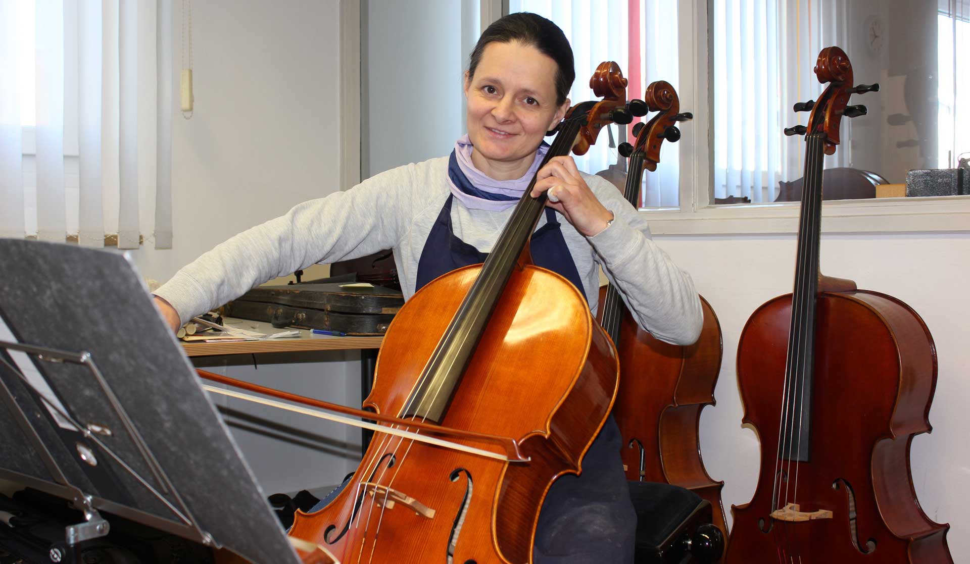 Die Geigenbauerin und leidenschaftliche Cellospielerin Judith Bauer aus Weiden in der Oberpfalz lebte und arbeitete lange Zeit in Italien, Frankreich und Portugal. (Foto: obx-news/HWKNO)