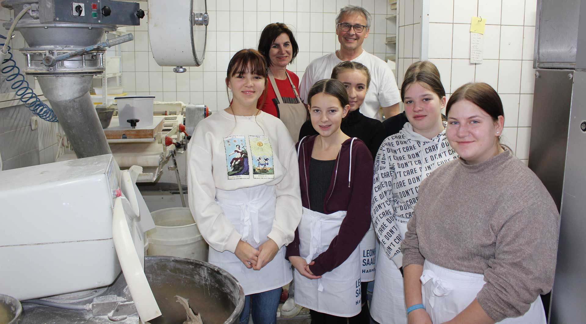 Eine weitere Gruppe der 8. Klasse besuchte die Bäckerei und Konditorei Meier - die Meiers im Hintergrund -  (Foto: Ingo Knott/Stadt Abensberg)
