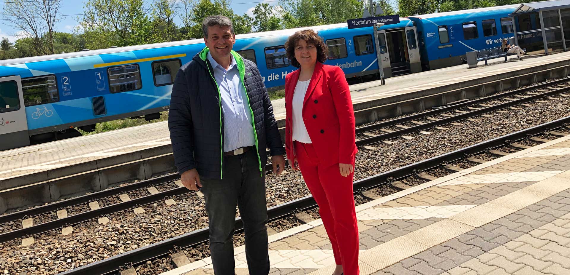 Neufahrns Bürgermeister Peter Forstner und die SPD-Landtagsabgeordnete Ruth Müller am Bahnhof von Neufahrn (Foto: SPD-Niederbayern)