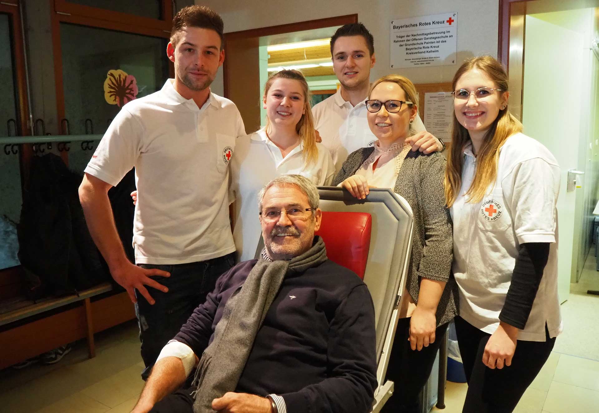 Willi Dürr mit dem Team vom Blutspendedienst (Foto: BRK Müller)