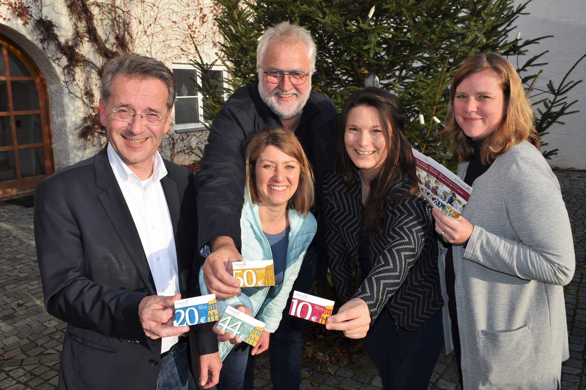 Bürgermeister Horst Hartmann, Bernd Lotter, Barbara Wieben, Lena Plapperer und Stefanie Brixner präsentieren den neuen K€lheimer. (Foto: Kandziora)
