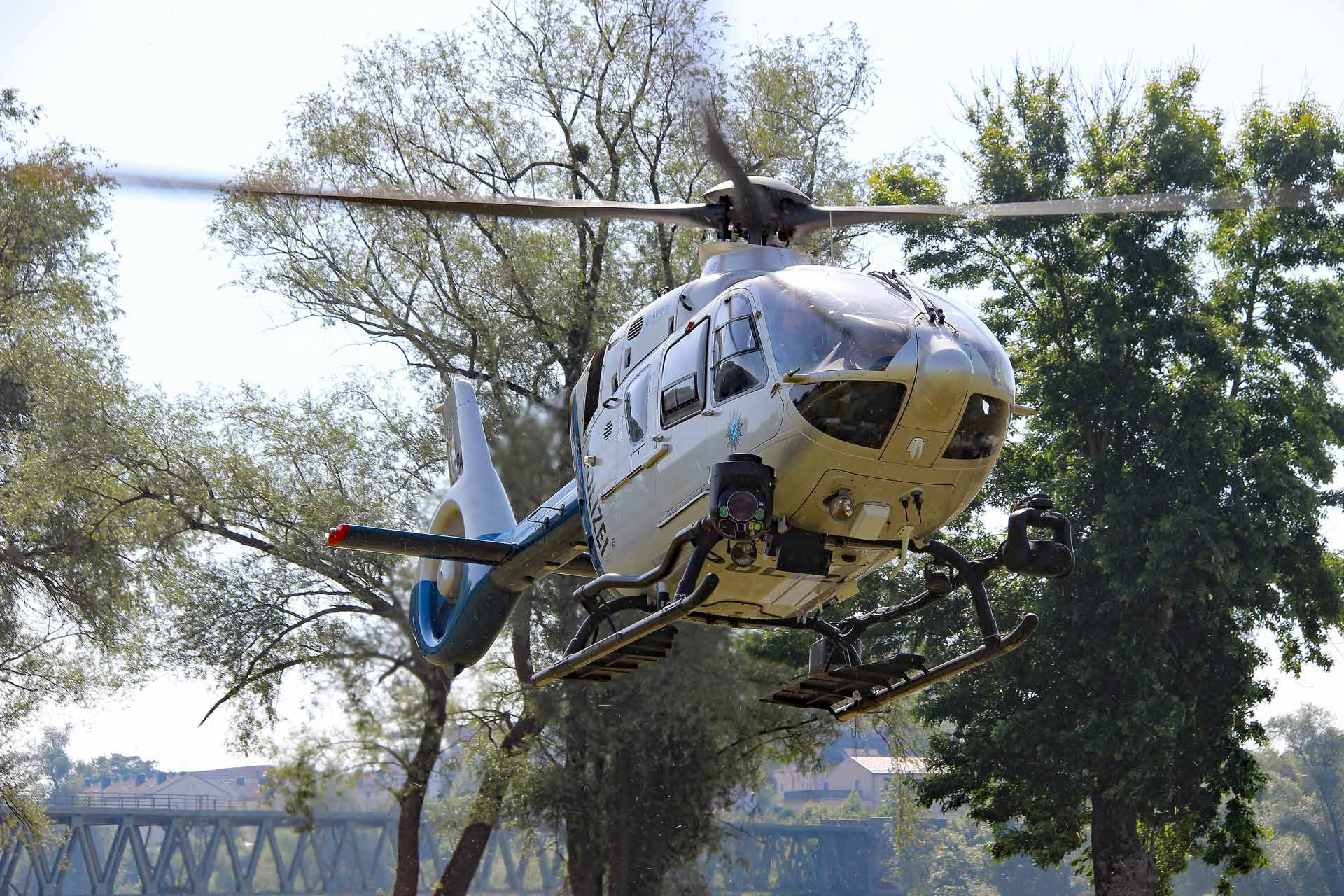Mit Polizeihelicopter wurden die Spezialeinsatzkräfte aus München eingeflogen (Foto: Polizei Simbach a. Inn)