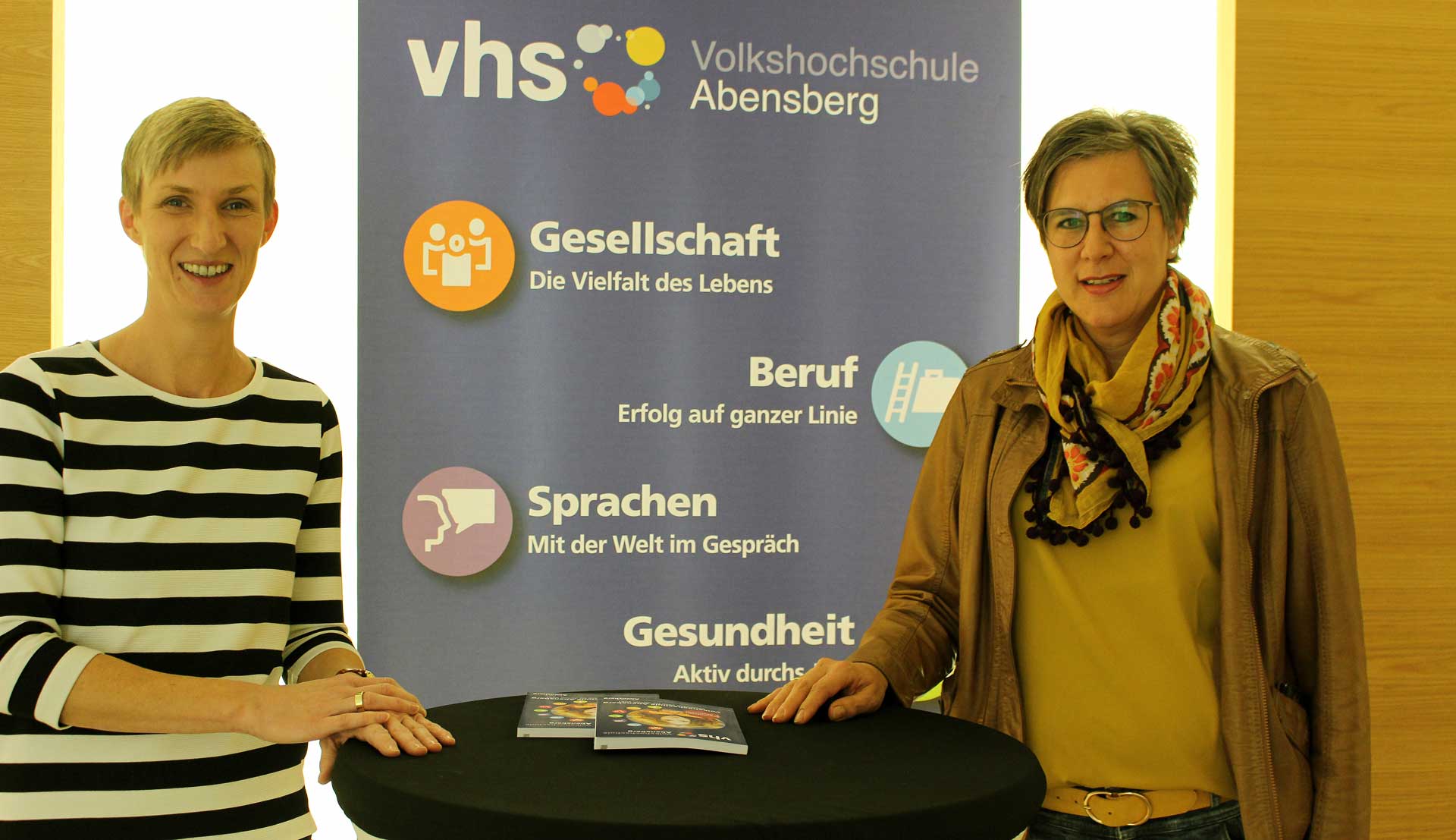 Im Foto links vhs-Leiterin Katrin Koller-Ferch und rechts Dagmar Kellner, Bildungsreferentin der Stadt Abensberg (Foto: Ingo Knott/Stadt Abensberg)