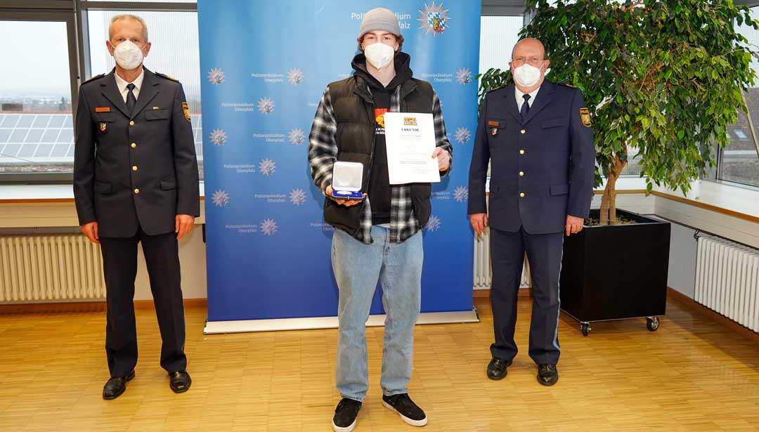 v.l.: Polizeivizepräsident Thomas Schöniger, Andreas Spitzner, Polizeipräsident Norbert Zink (Foto: Polizeipräsidium Oberpfalz)