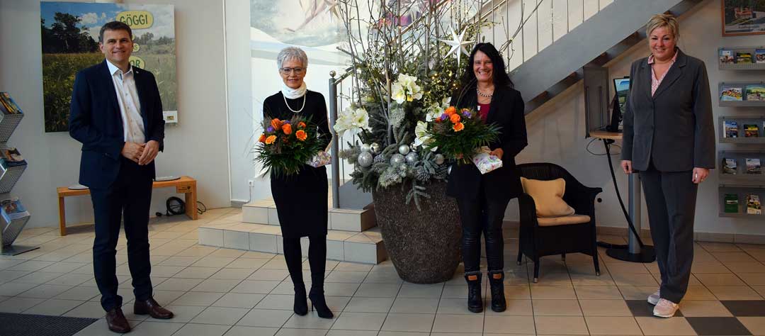 Neustadts Bürgermeister Thomas Memmel (1.v.l.) und Tourismus-Managerin Astrid Rundler (1.v.r.) gratulieren Christine Herzog (2.v.l.) und Thea Söllner (2.v.r.) zum 35-jährigen Dienstjubiläum. (Foto: TI Bad Gögging | Zitzelsberger)