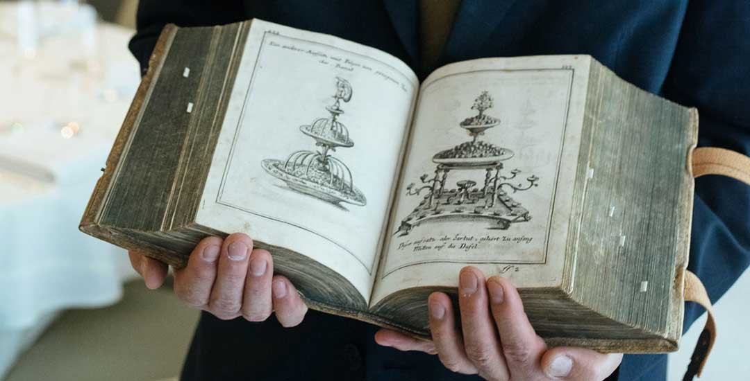 Gerhard Ammerer hält rund 2.500 Rezepte in Händen. Sie stammen aus dem „Neuen Saltzburgischen Koch=Buch“ von Conrad Hagger (1718/19). (Foto: Michael Brauer/Uni Salzburg)