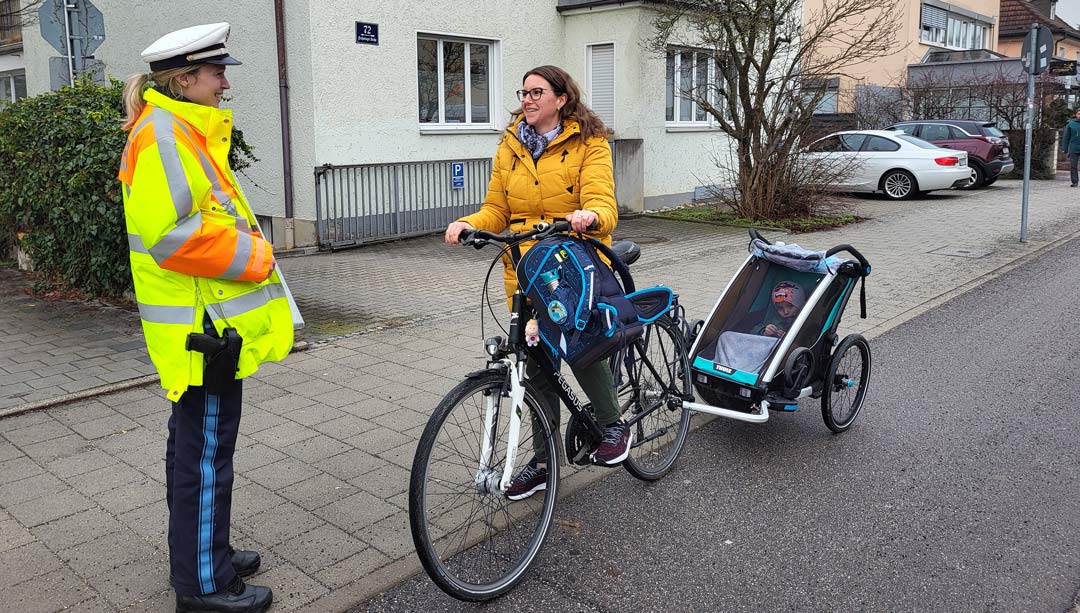 Kontrolle einer Fahrradfahrerin im Rahmen der Schwerpunktkontrollen (Foto: Polizeiinspektion Regensburg Süd/Polizeihauptmeister Fuchs)