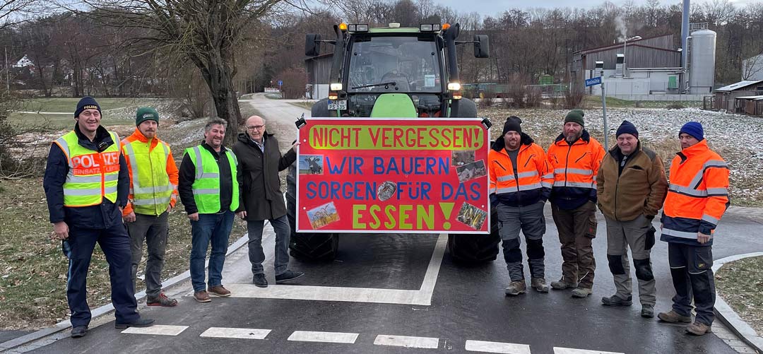 Landrat Martin Neumeyer traf sich während der Protestaktion am Montag mit den Organisatoren des Bayerischen Bauernverbandes, Kreisverband Kelheim, und sprach mit ihnen über deren Situation. (Foto: Landkreis Kelheim)