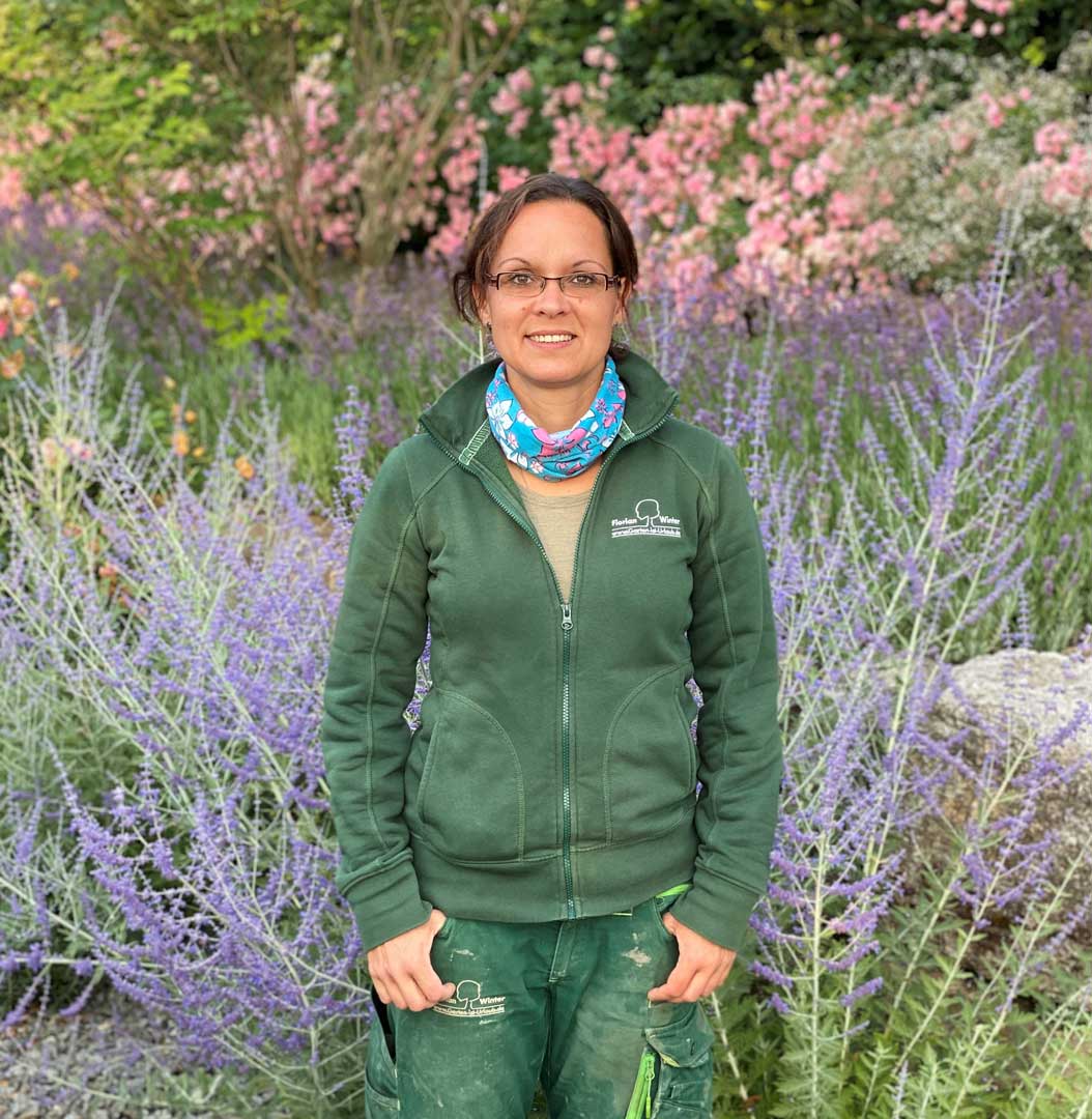 Jasmin Pfleger, Auszubildende bei der Garten ist Urlaub GmbH, erzielte die drittbesten Noten bei den Landschafts- gärtner-Abschlussprüfungen in Niederbayern. (Foto: Garten ist Urlaub GmbH)