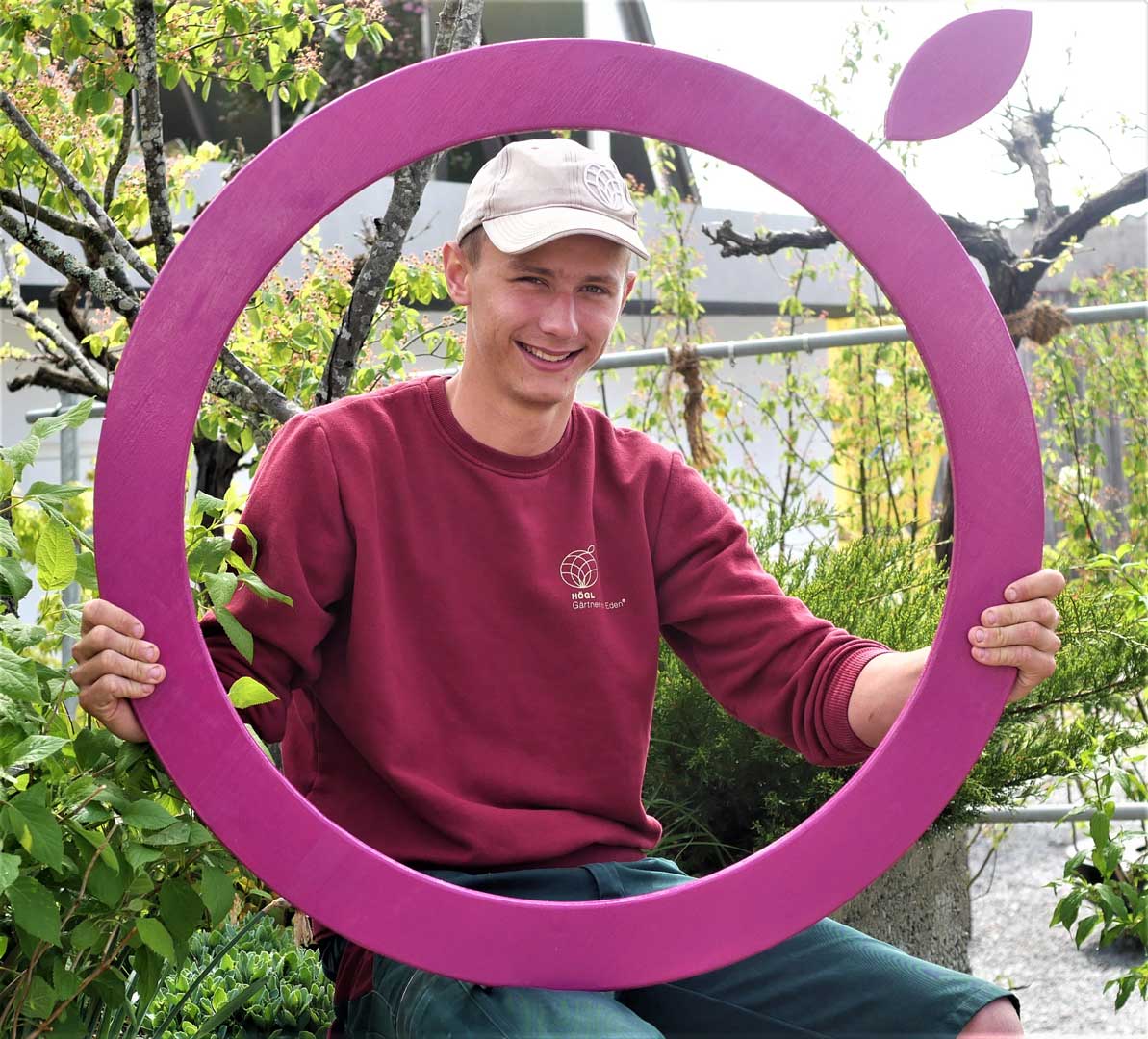 Tobias Holmes, Auszubildender bei der Högl Garten GmbH, erzielte die besten Noten bei den Landschaftsgärtner- Abschlussprüfungen in Niederbayern. (Foto: Högl Garten GmbH)