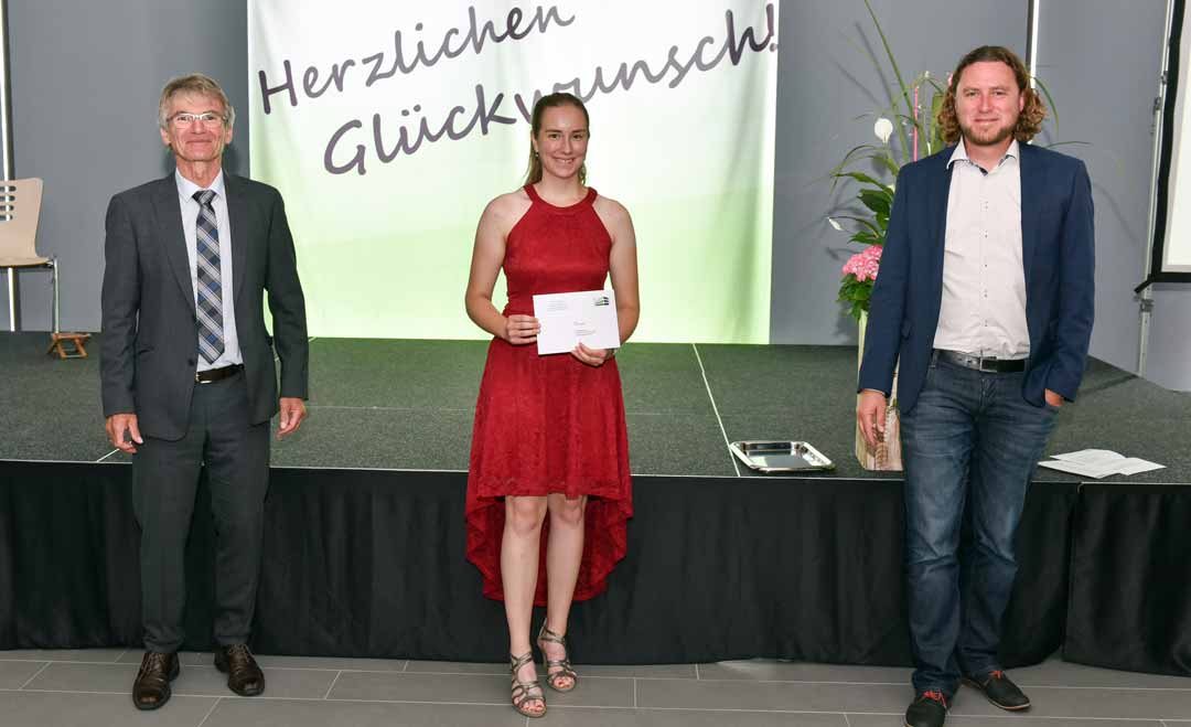 Isabell Mederer (FW12a) freut sich zusammen mit Schulleiter OStD Johann Huber und Herrn Tobias Westner, Vertreter des Fördervereins, über eine der besten Abiturprüfungen in Bayern. (Foto: Georg Kluge)