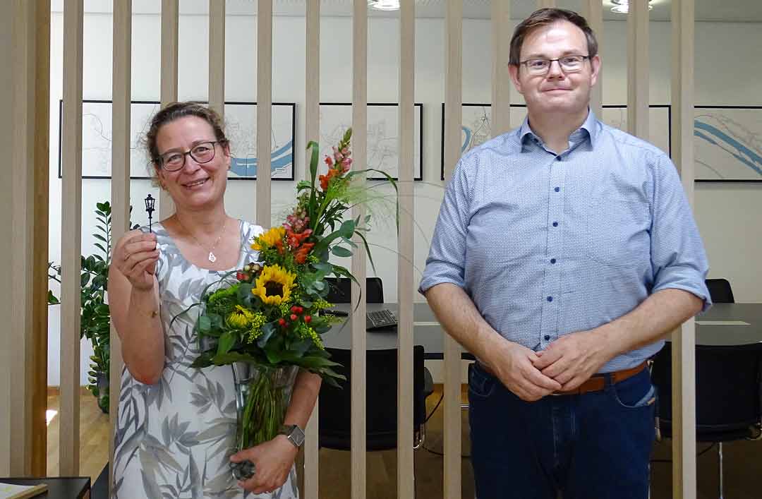 Pfarrerin Barbara Dietrich erhielt vom Bürgermeister zum Einjährigen Dienstjubiläum Blumen und eine kleine Straßenlampe als „Versprechen“. (Foto: Manuela Wahode)