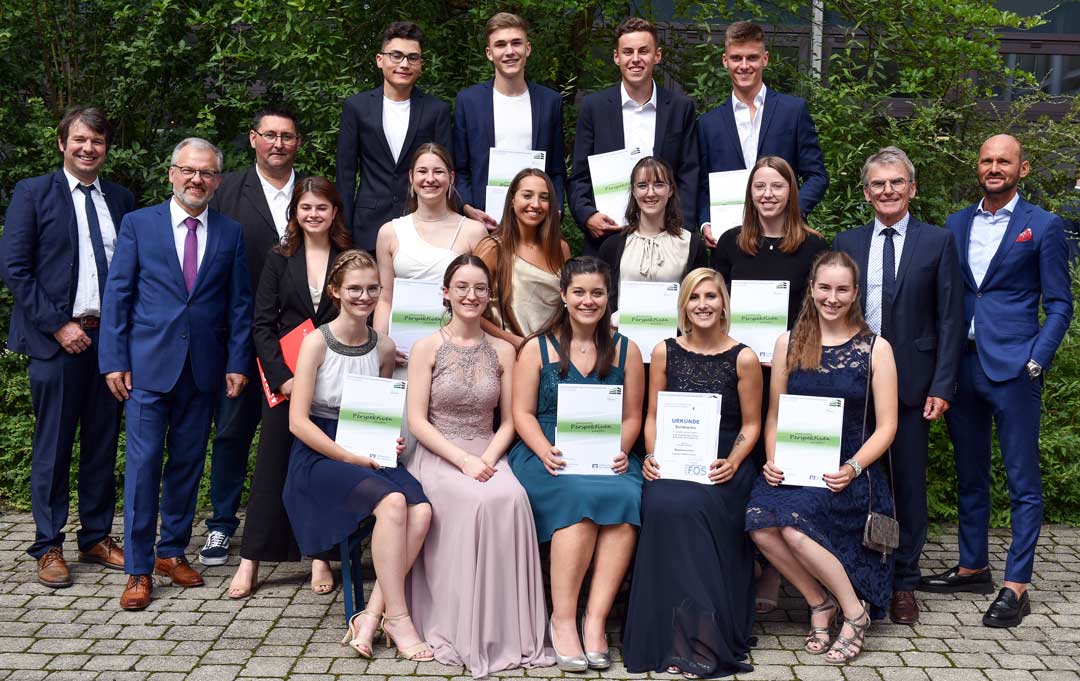 Die besten Absolventinnen und Absolventen des Abiturjahrgangs 2022. (Foto: Georg Kluge)