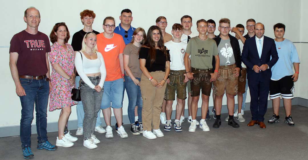 Die Schülergruppe der Franziska-Obermayr-Schule aus Langquaid im regen Austausch mit Bundestagsabgeordneten Florian Oßner (2.v.r.) im Reichstagsgebäude in Berlin (Foto: CSU)