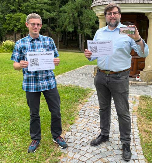 Gerald Dirscherl von der Friedhofsverwaltung und Bürgermeister Christian Schweiger haben die QR-Codes bereits getestet (Foto: Fabian Gruner)