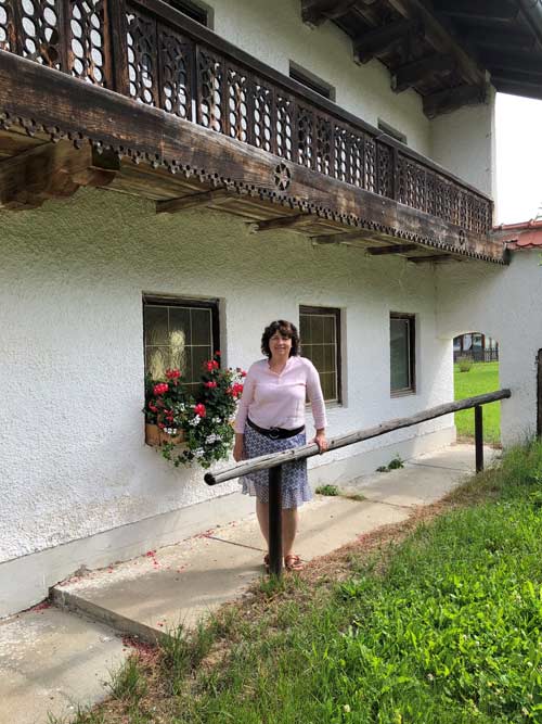 SPD-Landtagsabgeordnete Ruth Müller vor dem Bauernhaus in Baierbach, welches auch mit Fördermitteln der Bayerischen Staatsregierung saniert werden soll. (Foto: SPD-Niederbayern)