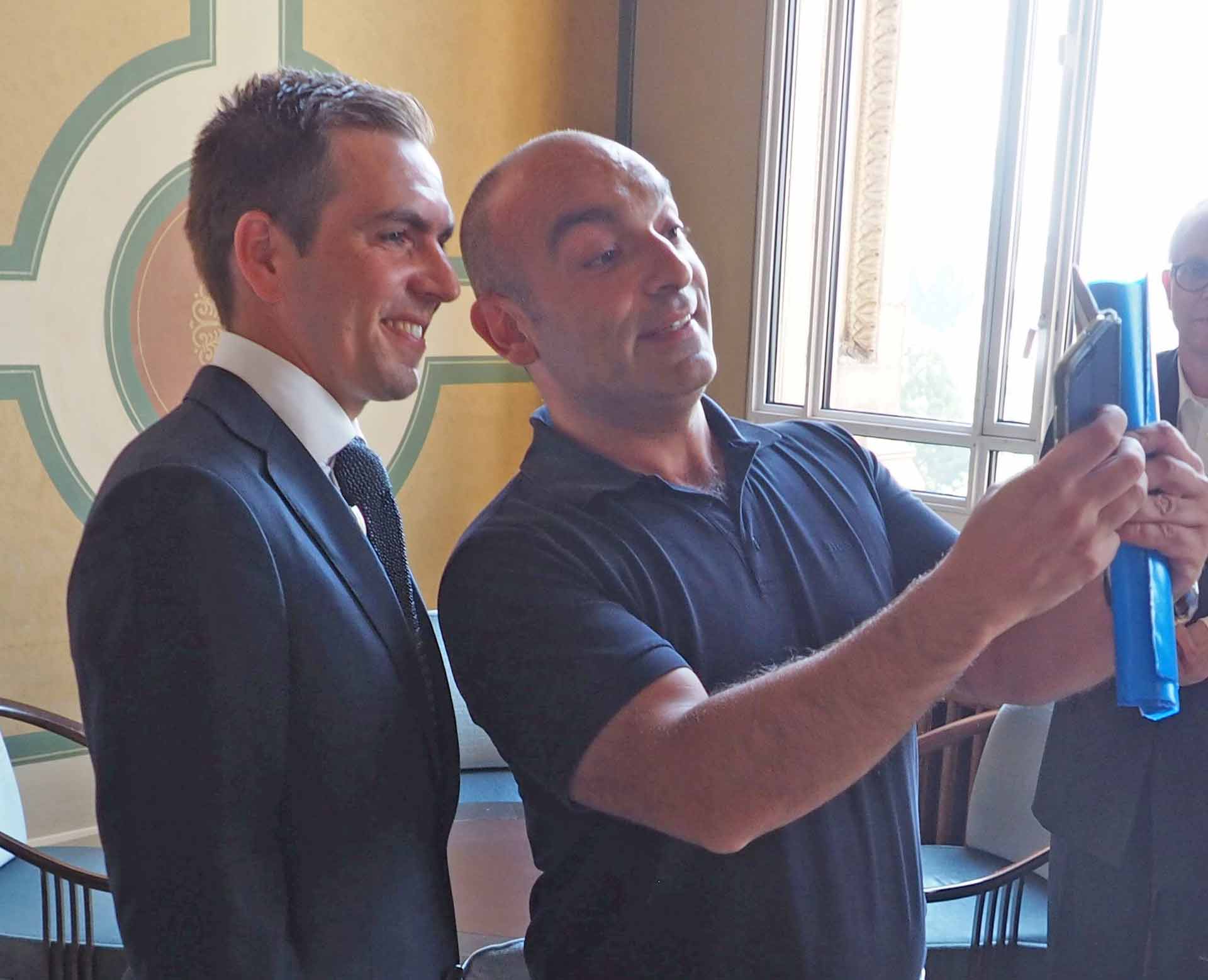 Schnell noch ein Selfie mit Philipp Lahm dachte sich Django Asül (Foto: br-medienagentur)
