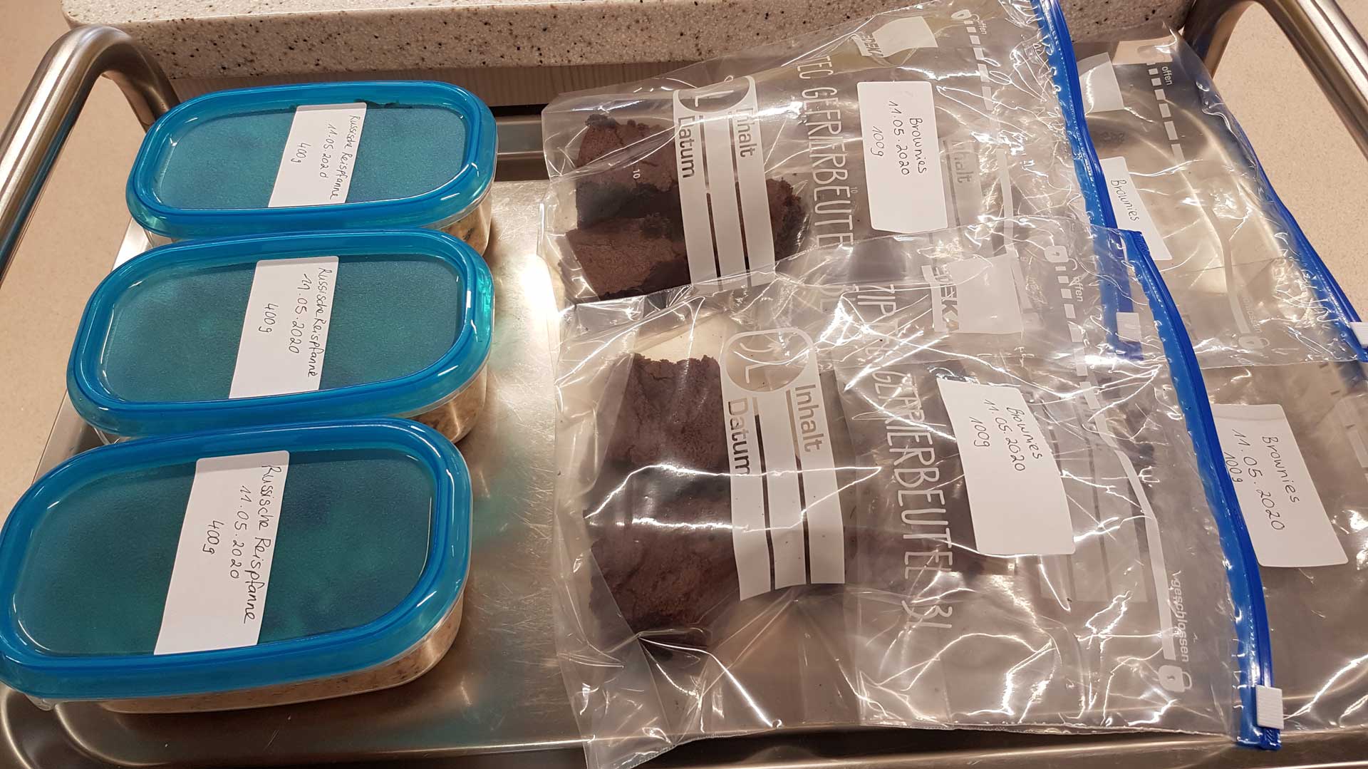 Brownies und Reispfannnen waren zum Beispiel ordentlich verpackt eines der Kochergebnisse der Prüflinge (Foto: Wolfgang Brey)