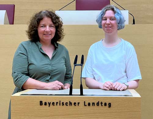 Ruth Müller, MdL mit ihrer Praktikantin Lisa Schardt im Plenarsaal  (Fotograf: Thomas Gärtner)