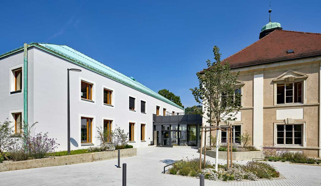 Der Saalbau des Amtsgerichts Kelheim - hier die Außenansicht - ist Teil der Architektouren 2022.  (Foto: Rolf Sturm/Staatliches Bauamt Landshut)